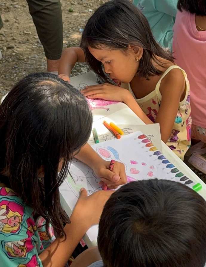 Creative charity for children living in poverty in Philippines